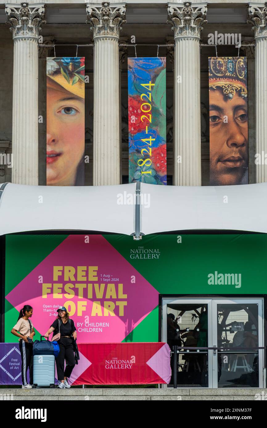 Londra, Regno Unito. 1 agosto 2024. L'ondata di caldo continua mentre i turisti passano il pop-up - Summer on the Square: Il festival gratuito per famiglie della National Gallery torna per l'anno del bicentenario NG200. Si svolge dal 1° agosto al 1° settembre 2024 fuori dalla National Gallery, sulla terrazza nord di Trafalgar Square. È sostenuto dal programma Inside Out del Westminster City Council. Crediti: Guy Bell/Alamy Live News Foto Stock