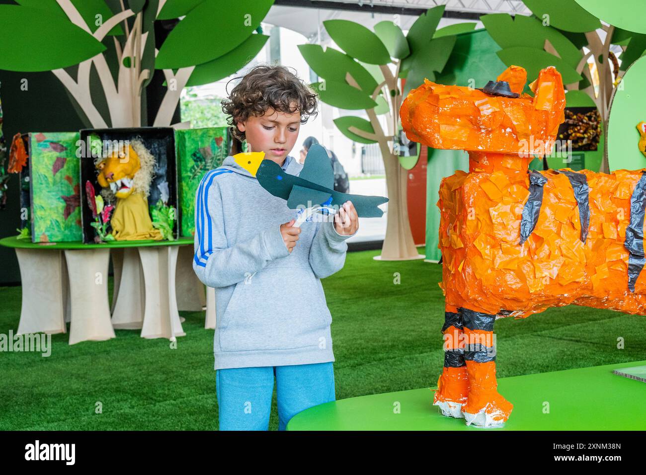 Londra, Regno Unito. 1 agosto 2024. Il personale della galleria e i loro bambini amano fare uccelli tropicali e dare un'occhiata alla Jungle Experience Gallery basata sul programma principale della scuola elementare, scatta una foto (quest'anno ispirata alla sorpresa di Henri Rousseau!) - Summer on the Square: Il festival gratuito per famiglie della National Gallery torna per l'anno del bicentenario NG200. Si svolge dal 1° agosto al 1° settembre 2024 fuori dalla National Gallery, sulla terrazza nord di Trafalgar Square. È sostenuto dal programma Inside Out del Westminster City Council. Crediti: Guy Bell/Alamy Live News Foto Stock