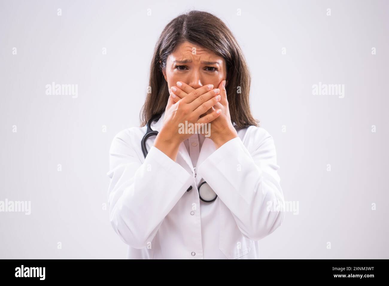 Ritratto di un medico ansioso che è sovraccarico ed esausto. Foto Stock