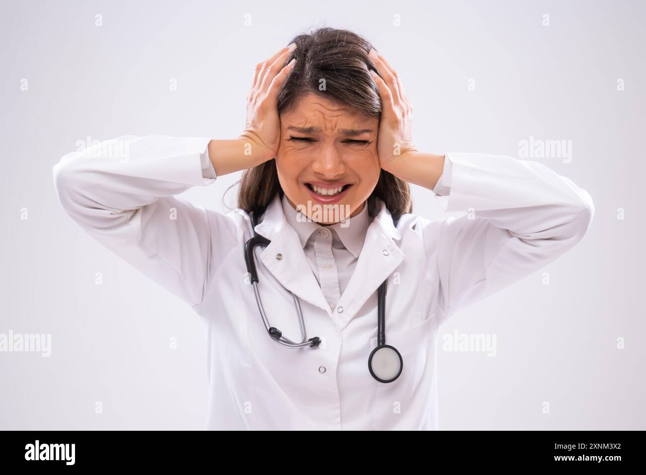 Ritratto di un medico ansioso che è esausto. Foto Stock