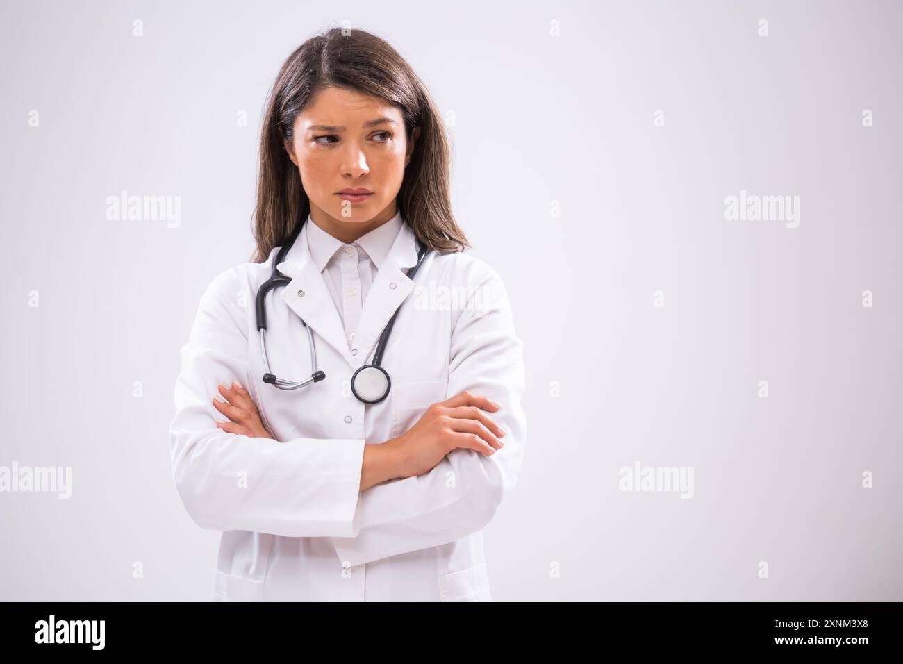 Ritratto di una dottoressa stanca e sovraccarica di lavoro. Foto Stock