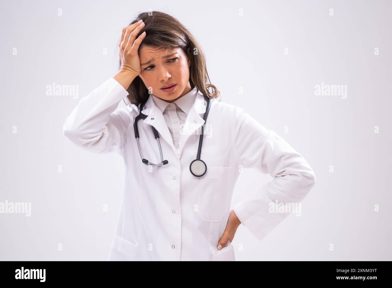 Ritratto di una dottoressa stanca e sovraccarica di lavoro. Foto Stock
