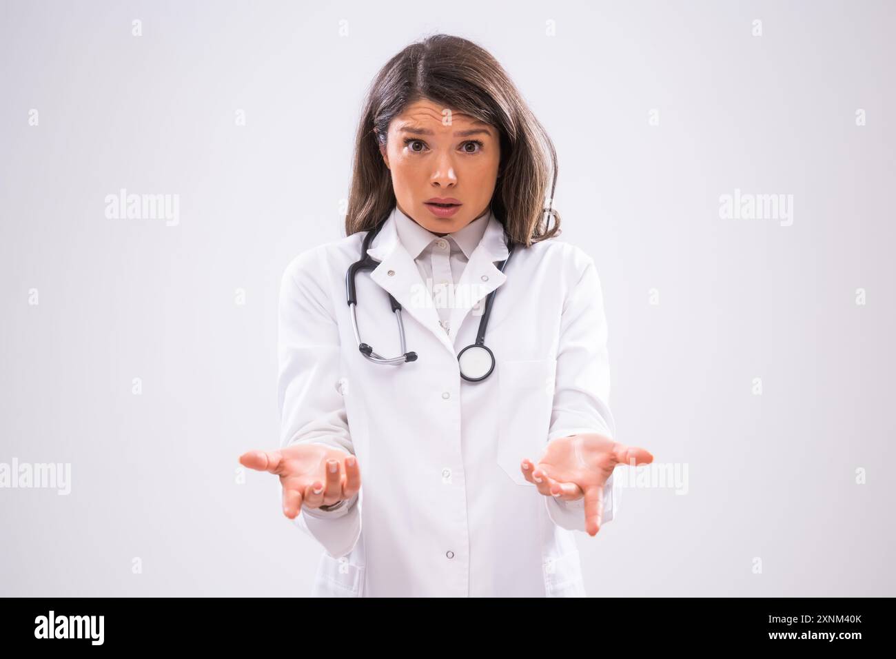 Ritratto di una dottoressa che è frustrata. Foto Stock