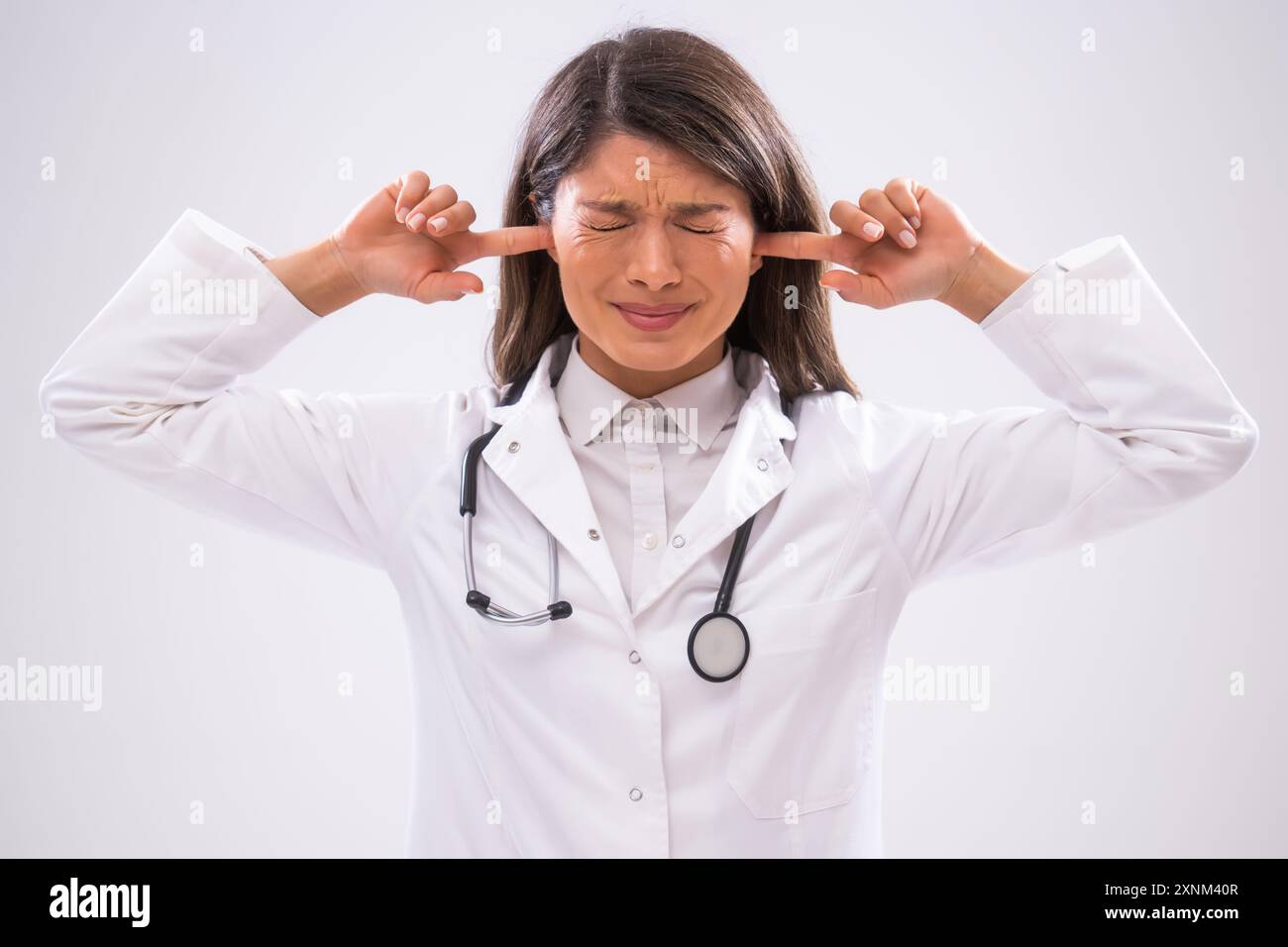 Ritratto di un medico ansioso che è esausto. Foto Stock