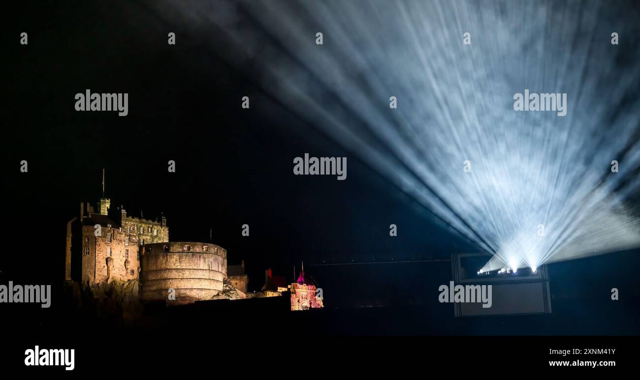 Il castello di Edimburgo si illumina di notte con proiezioni luminose nel cielo notturno, Edimburgo, Scozia, Regno Unito Foto Stock