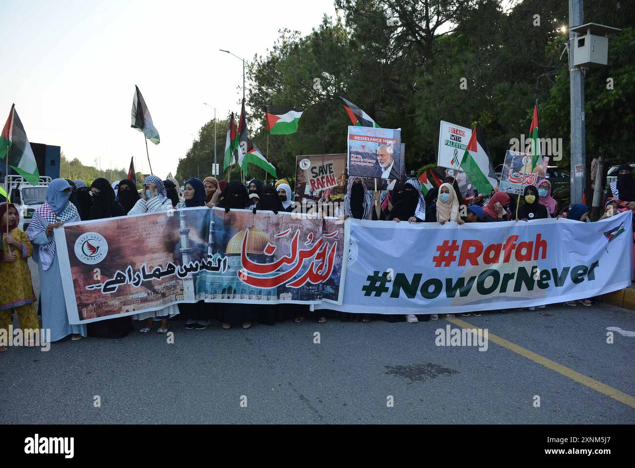 Islamabad, capitale, Pakistan. 31 luglio 2024. I sostenitori del movimento Save Gaza hanno protestato dopo la morte del leader politico di Hamas Ismail Haniyeh. Secondo una dichiarazione del corpo delle guardie rivoluzionarie iraniane (IRGC) del 31 luglio, Haniyeh e una delle sue guardie del corpo sono stati presi di mira e uccisi a Teheran il 31 luglio 2024. (Credit Image: © Raja Imran Bahader/Pacific Press via ZUMA Press Wire) SOLO PER USO EDITORIALE! Non per USO commerciale! Foto Stock