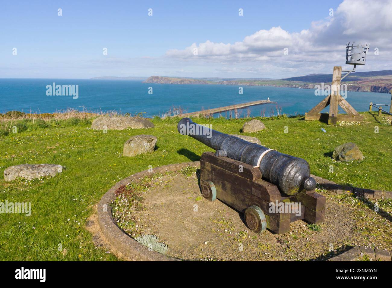 Old Cannon domina il porto Fishguard, Pembrokeshire, galles, Regno Unito Foto Stock