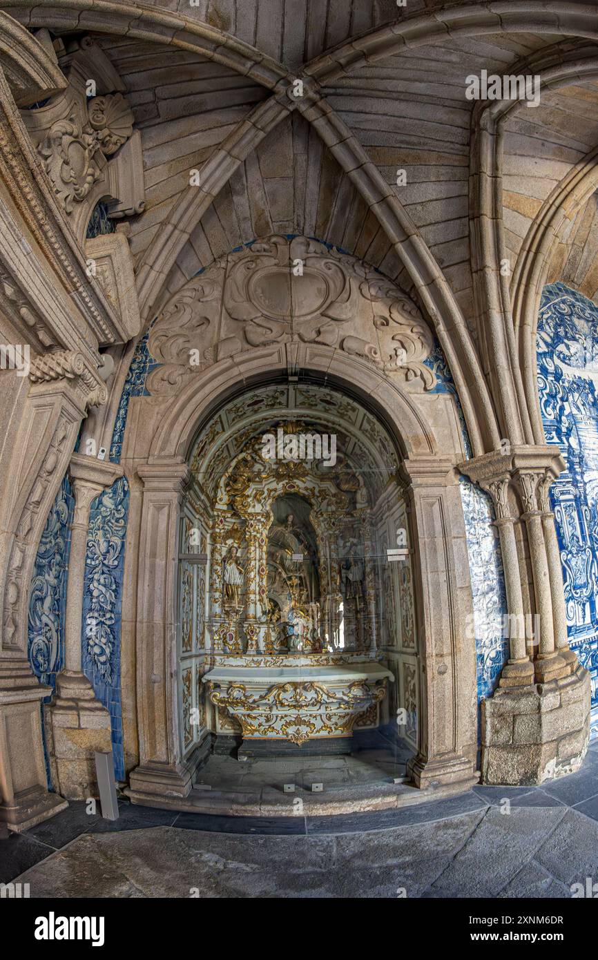 Decorazioni murali barocche di Azulejo, elementi gotici e chiostri gotici all'interno della cattedrale di Porto, Porto, Portogallo Foto Stock