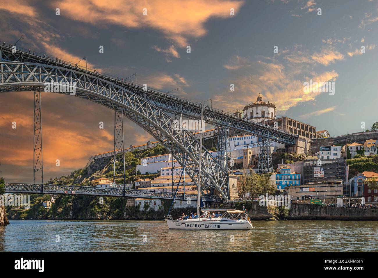 Ponte Dom Luis i sul fiume Douro e Chiesa del Monastero di Santo Agostinho da Serra do Pilar, Porto, Portogallo Foto Stock