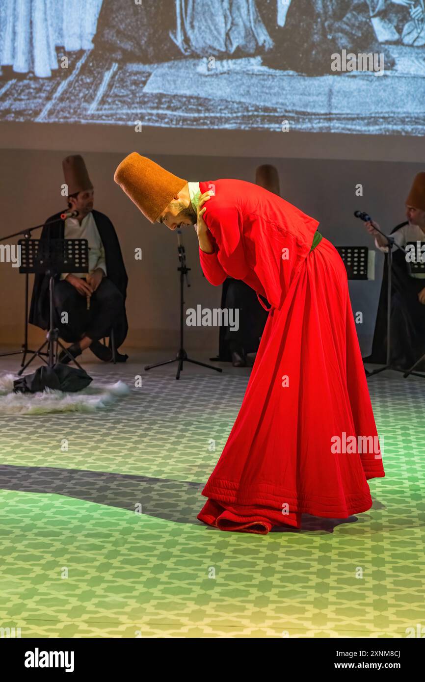 Turkish Sufi Whirling Dervish, Sultanahmet, Istanbul, Turchia Foto Stock