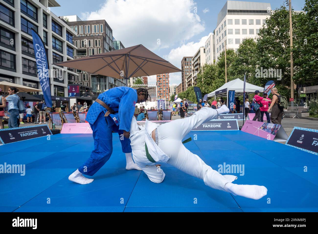 Londra, Regno Unito. Agosto 2024. Una dimostrazione di judo si svolge presso il Team GB King's Cross Fanzone per i Giochi Olimpici di Parigi 2024 in Piazza Lewis Cubitt. I tifosi in visita possono anche partecipare ad attività a tema olimpico e festeggiamenti con le medaglie con gli atleti del Team GB. King’s Cross è uno dei dieci fanzoni del Team BG che sono stati creati in tutto il Regno Unito. Crediti: Stephen Chung / Alamy Live News Foto Stock