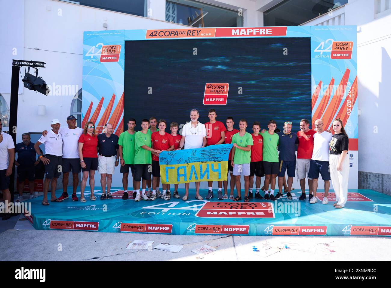 Palma. Spagna. 20240801, re Filippo vi di Spagna partecipa ad un incontro con un gruppo di bambini ucraini e firma due bandiere ucraine al Real Club Nautico il 1 agosto 2024 a Palma, Spagna Foto Stock