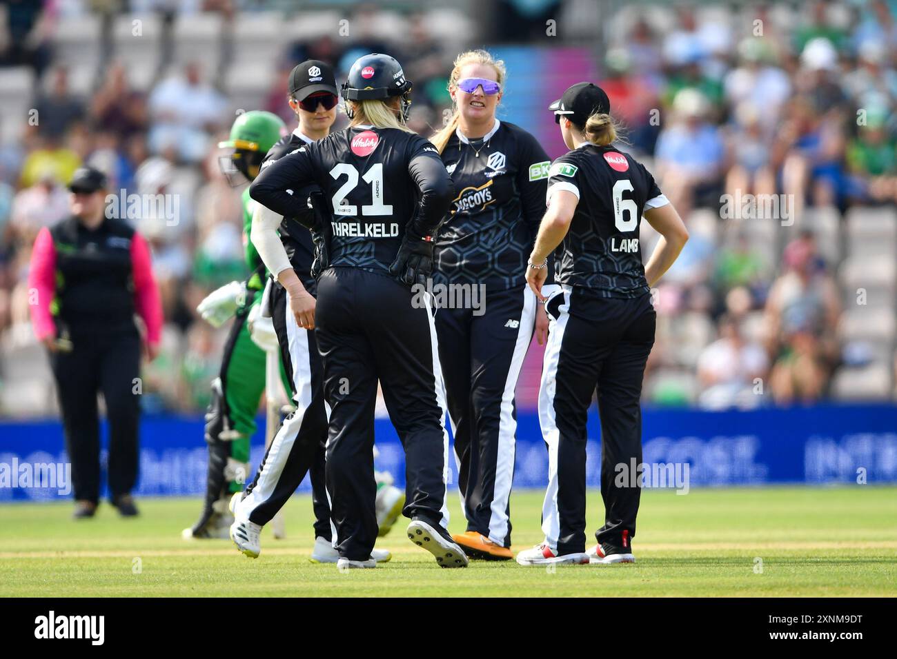 Southampton, Regno Unito. 1° agosto 2024. Sophie Ecclestone (centro), Eleanor Threlkeld ed Emma Lamb dei Manchester Originals celebrano il wicket di danni Wyatt durante il Hundred Women's Match tra Southern Brave e Manchester Originals all'Utilita Bowl. Crediti: Dave Vokes/Alamy Live News Foto Stock