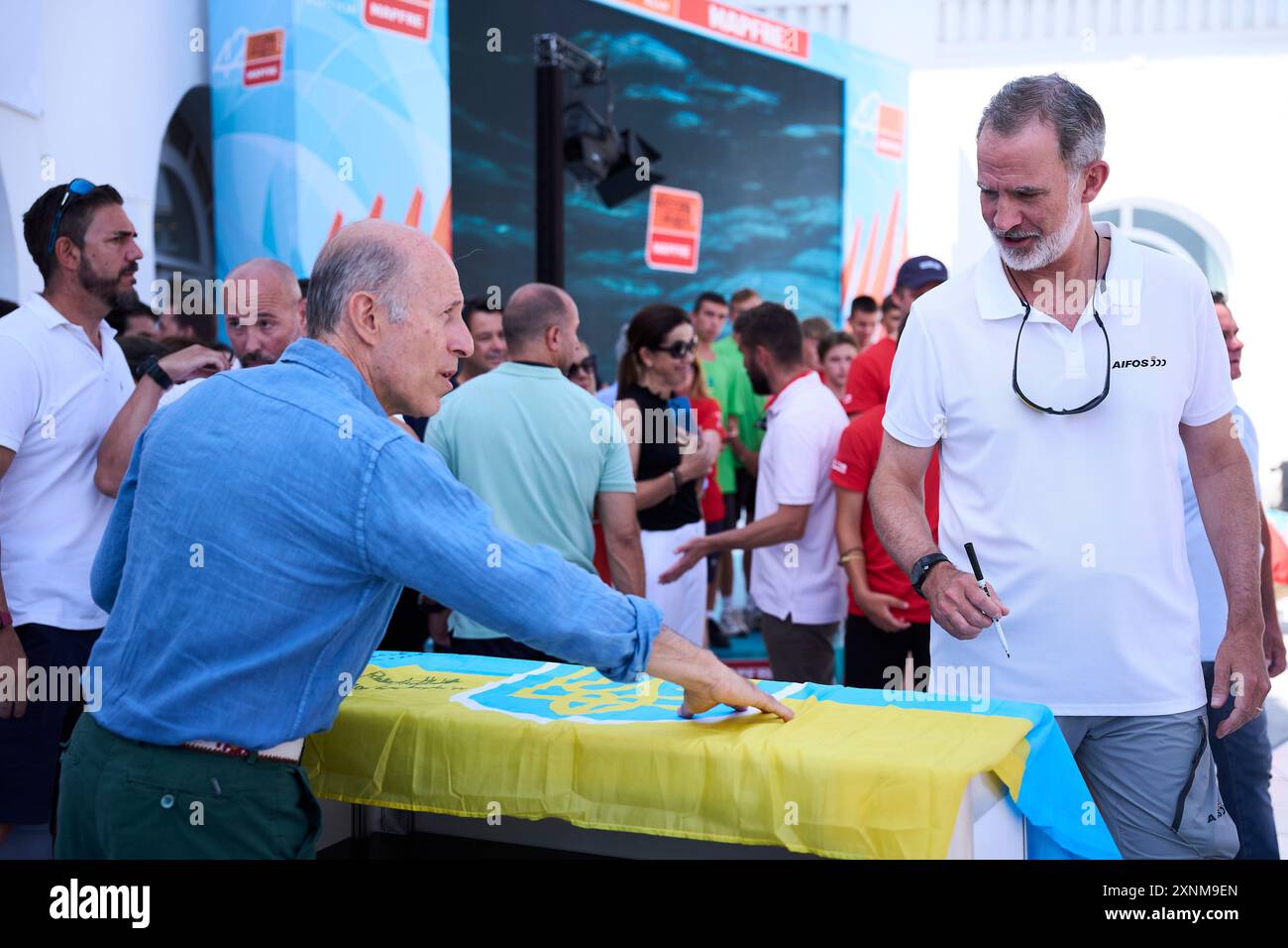 Palma. Spagna. 20240801, re Filippo vi di Spagna partecipa ad un incontro con un gruppo di bambini ucraini e firma due bandiere ucraine al Real Club Nautico il 1 agosto 2024 a Palma, Spagna Foto Stock