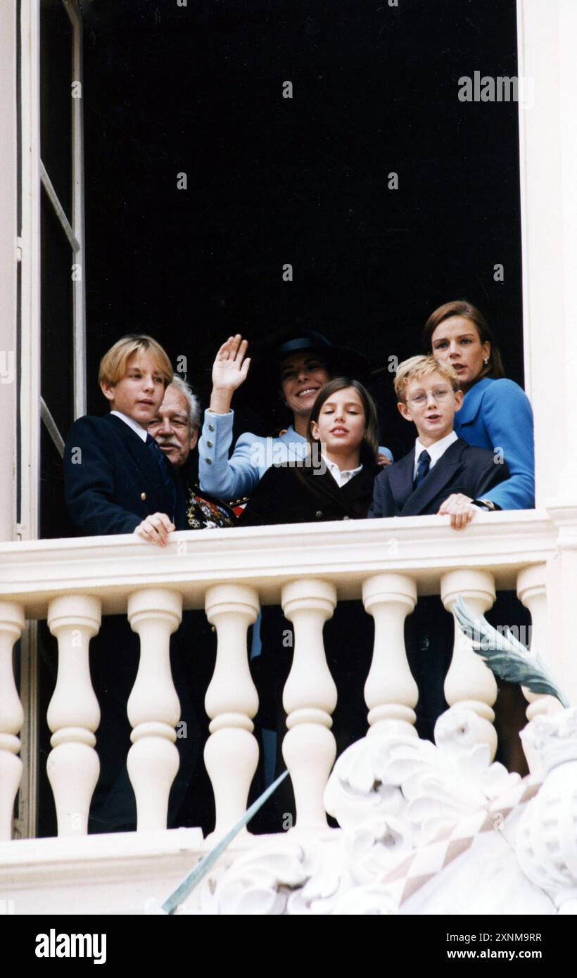 11-19-1997 Monaco Archivio storico Olycom/LaPresse Andrea Albert Pierre Casiraghi (la Colle, 8 giugno 1984) è il primo dei tre figli di Carolina di Monaco e del suo secondo marito Stefano Casiraghi. È quarto nella linea di successione al trono e ha due fratelli minori, Charlotte e Pierre, e una sorellastra minore, nata dal terzo matrimonio di sua madre. Nella foto: Saluti Sudditi, Andrea Albert Pierre Casiraghi, Principe Ranieri, Pierre Casiraghi, Charlotte Casiraghi, Carolina di Monaco e Stefania di Monaco sul balcone nella foto: Saluti soggetti, Andrea Albert Pierre Casiraghi, Principe R. Foto Stock