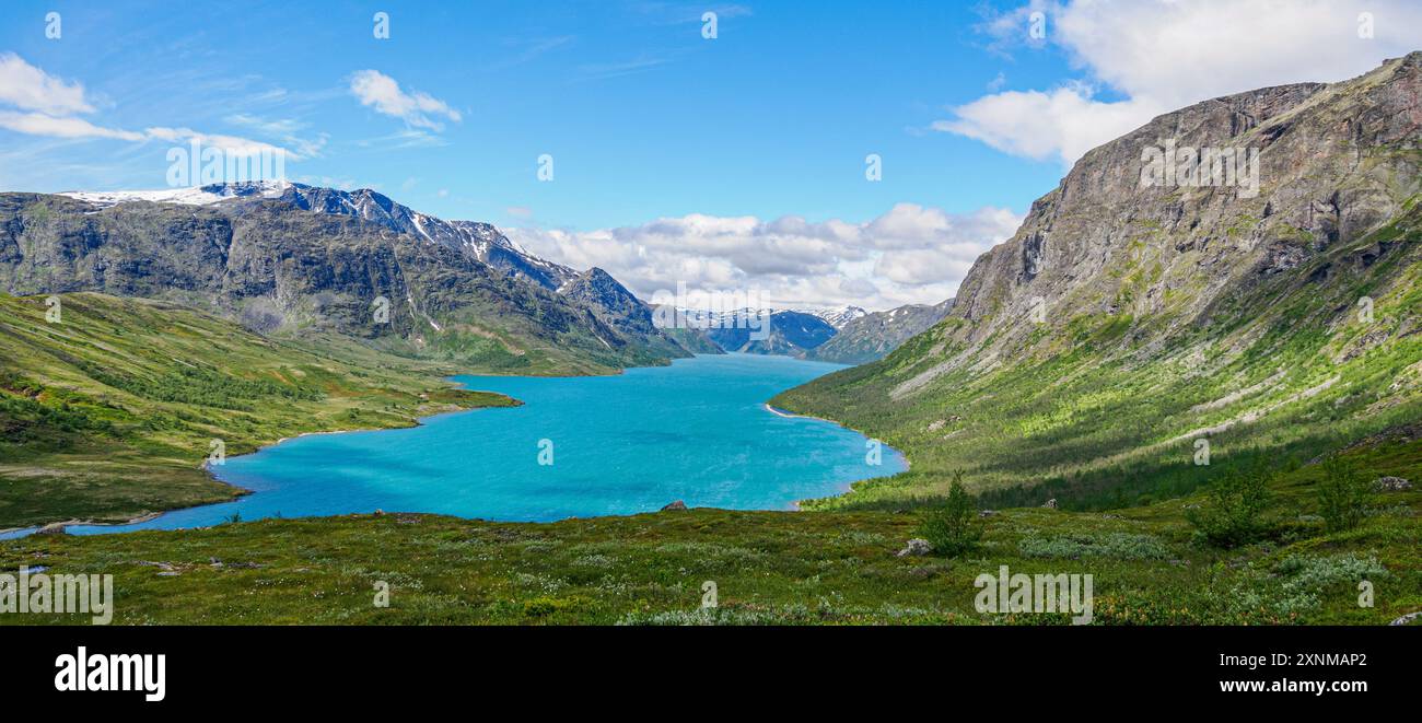 Il lago Gjende, nel Parco Nazionale di Jotunheimen in Norvegia, deve il suo colore blu turchese all'acqua di fusione glaciale Foto Stock