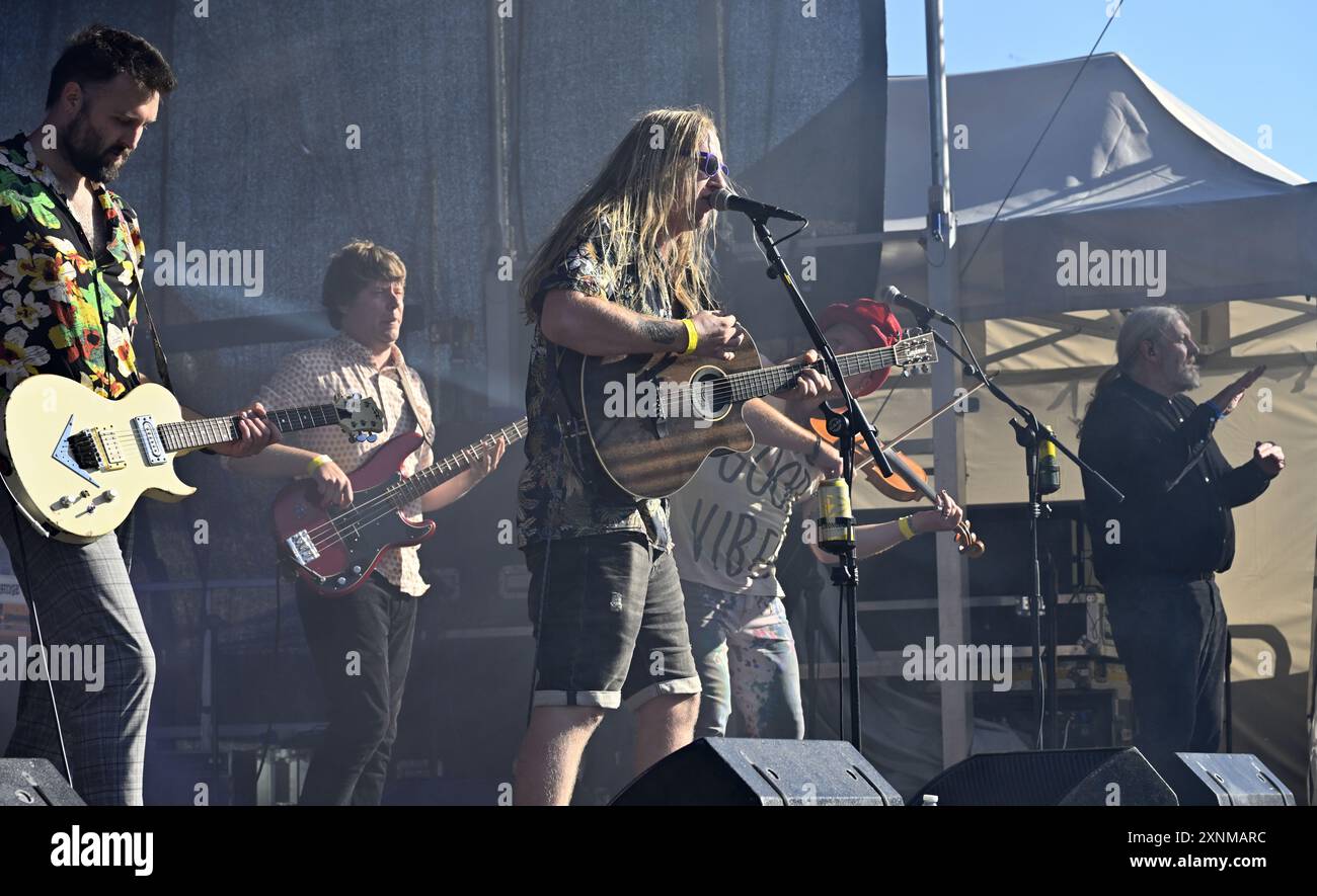 Gruppo folk e rock “Imprints” che si esibisce al Bristol Harbour Festival sul palco all'aperto del Lloyds Amphitheater Bristol, Regno Unito Foto Stock