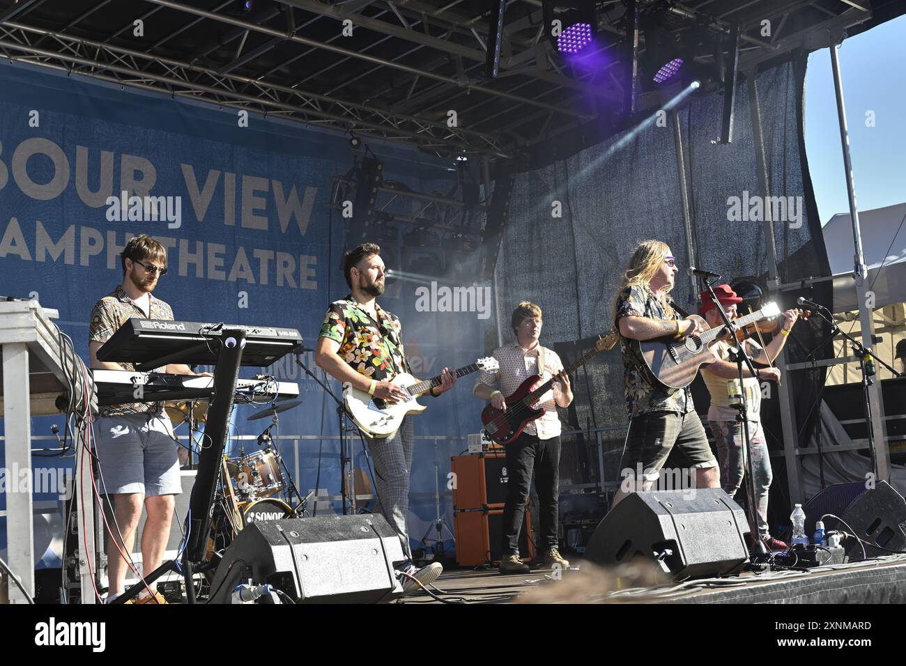 Gruppo folk e rock “Imprints” che si esibisce al Bristol Harbour Festival sul palco all'aperto del Lloyds Amphitheater Bristol, Regno Unito Foto Stock