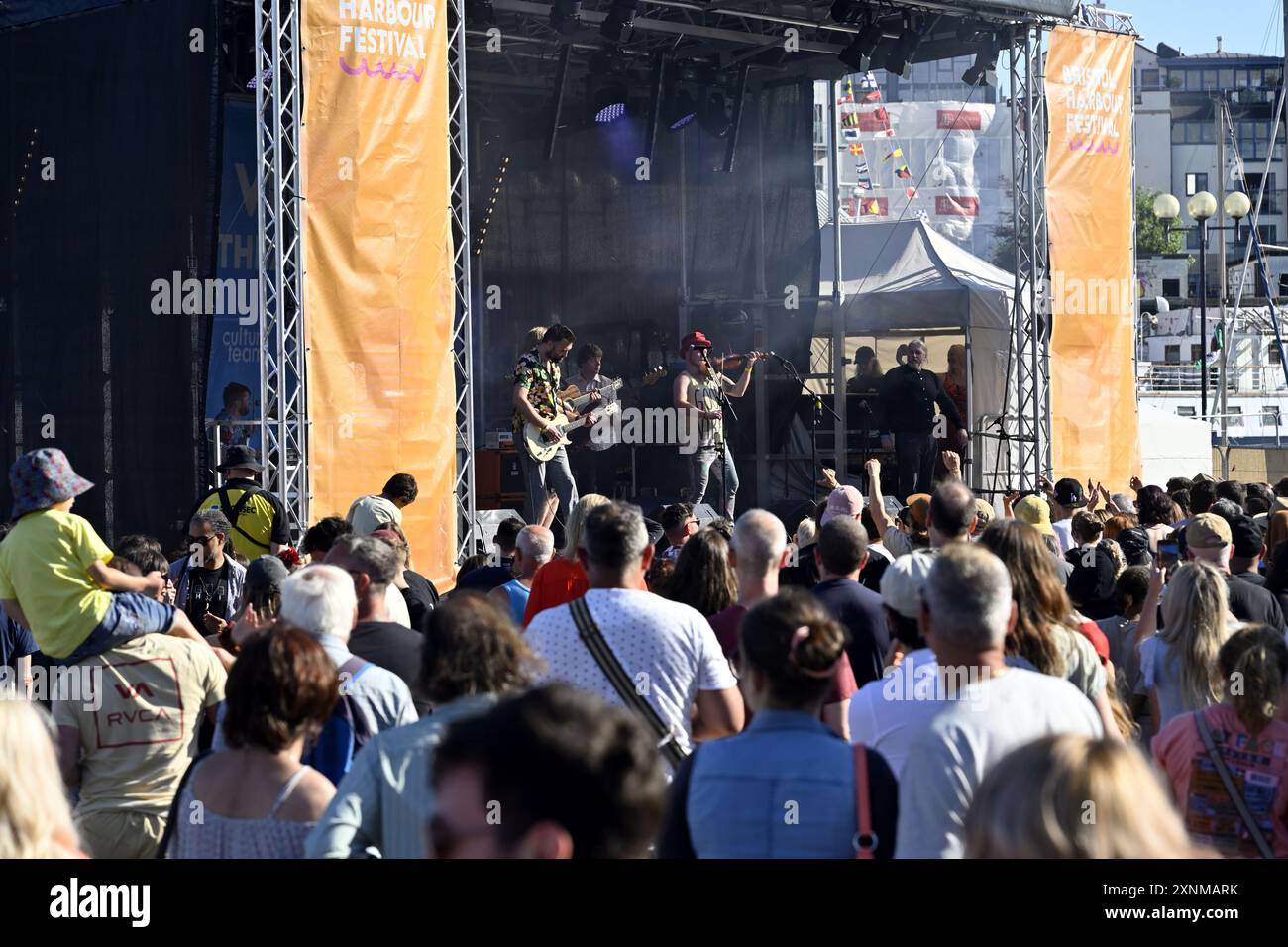 Palco all'aperto al Lloyds Amphitheater di Bristol, Regno Unito, con la band folk e rock "Imprints" che si esibisce al Bristol Harbour Festival Foto Stock