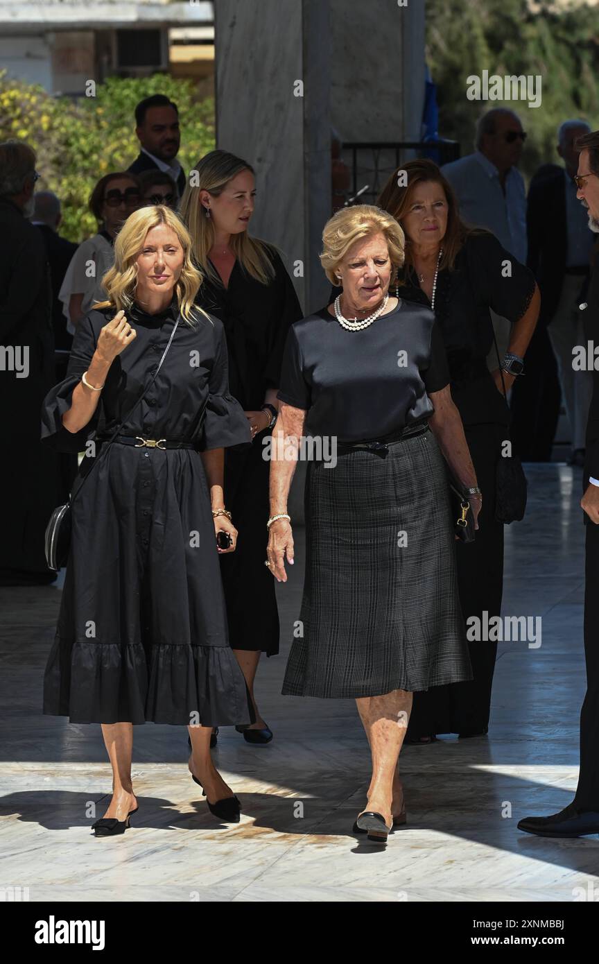 Funerale del principe Michele di Grecia della principessa Maria Chantal di Grecia L e dell'ex regina Anna Maria di Grecia R al funerale del principe Michele di Grecia nel primo cimitero di Atene. Atene Grecia Copyright: XNicolasxKoutsokostasxNicolasxKoutsokostasx DSC 202408010941 Foto Stock