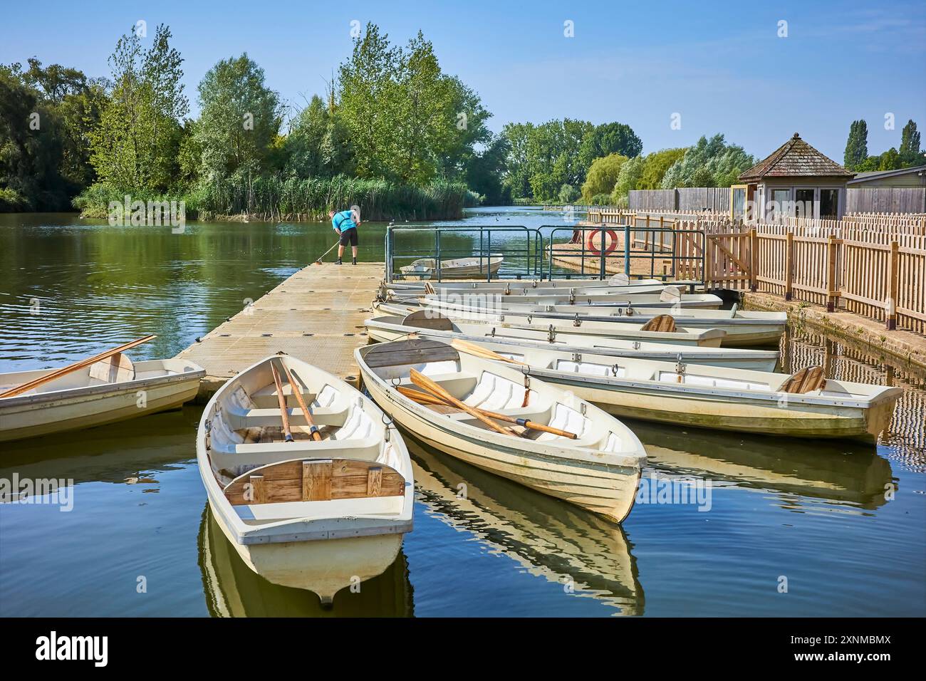 Barche a remi vuote ormeggiate sul lago nel parco divertimenti Wicksteed, Kettering, Inghilterra. Foto Stock