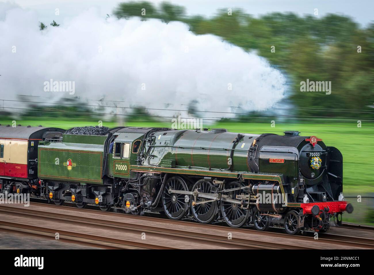 Steam loco Britannia a Winwick. La Britannia fu costruita a Crewe, completata il 2 gennaio 1951. È stata la prima locomotiva standard della British Railways Foto Stock Steam loco Britannia a Winwick. La Britannia fu costruita a Crewe, completata il 2 gennaio 1951. È stata la prima locomotiva standard della British Railways Foto Stock