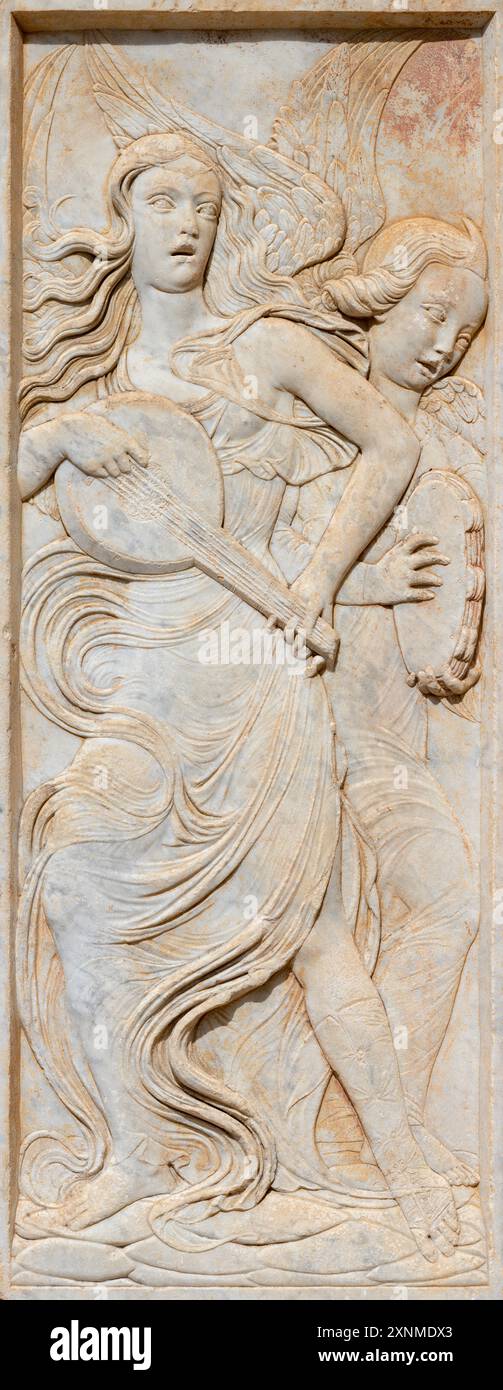 PERUGIA, ITALIA - 16 MAGGIO 2024: Il rilievo degli angeli con la chitarra (alegoria) sulla facciata della chiesa Oratorio dei Santi Andrea e Bernardino Foto Stock