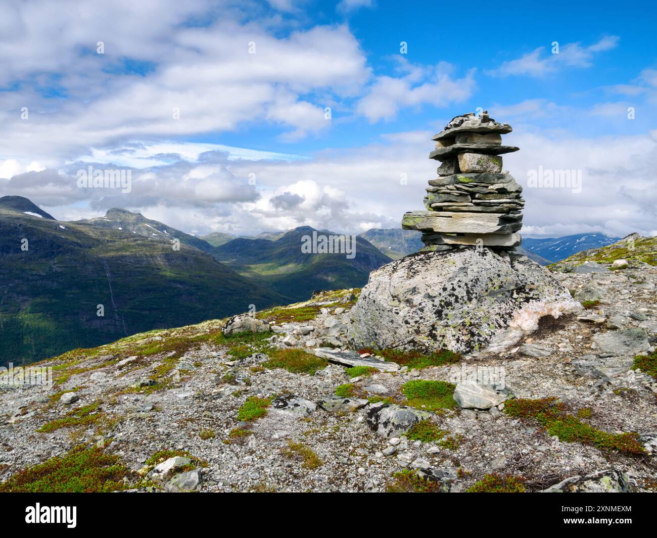 Cairn architettonico in pietra sul facile sentiero fino a Skredfjellet con belle vedute della valle di Stryn nel Nordfjord nella Norvegia centrale Foto Stock