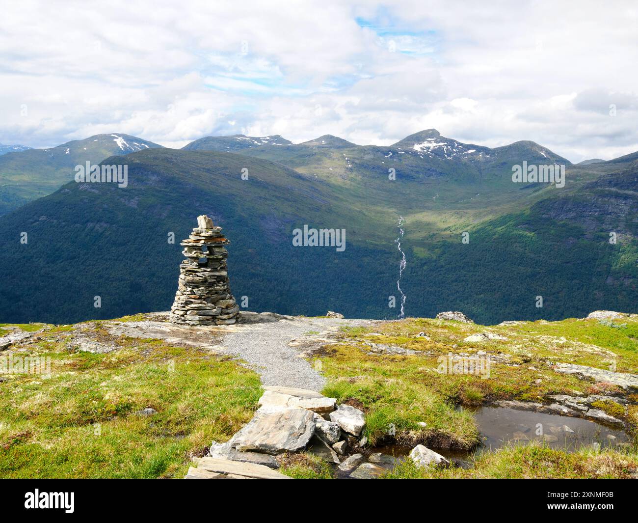 Cairn architettonico in pietra sul facile sentiero fino a Skredfjellet con belle vedute della valle di Stryn nel Nordfjord nella Norvegia centrale Foto Stock