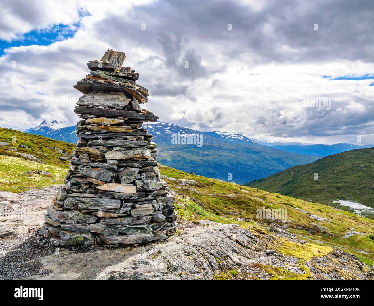Cairn architettonico in pietra sul facile sentiero fino a Skredfjellet con belle vedute della valle di Stryn nel Nordfjord nella Norvegia centrale Foto Stock
