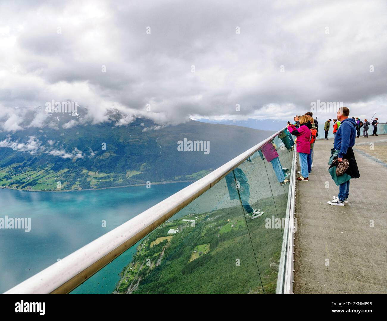 Il ristorante in cima alla stazione, il centro visitatori e la piattaforma panoramica della funivia Loen Skylift vicino a Stryn, sul Nordfjord, Norvegia centrale Foto Stock