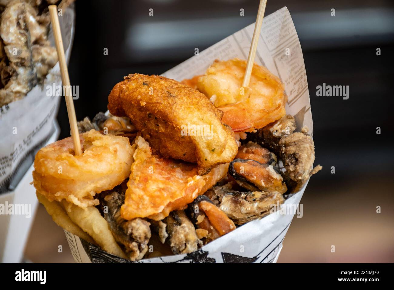streetfood italiano, varietà di pesce pescato del giorno fritto in profondità nel cono di carta, pesce Foto Stock