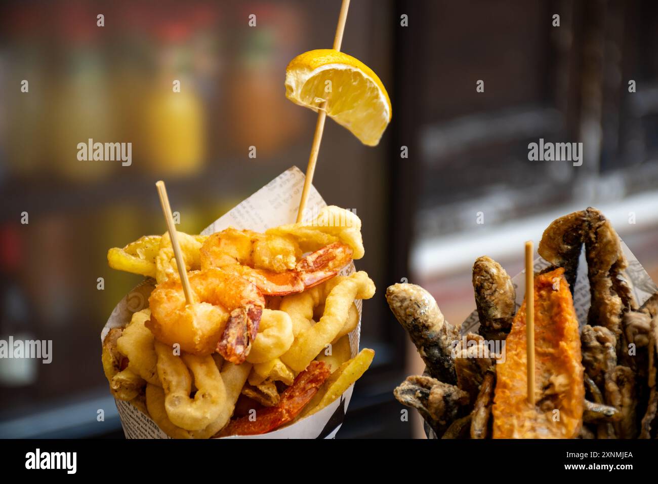 streetfood italiano, varietà di pesce pescato del giorno fritto in profondità nel cono di carta, pesce Foto Stock