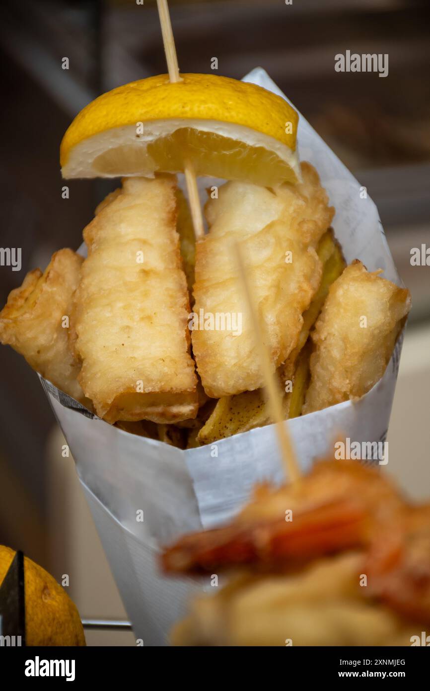 streetfood italiano, varietà di pesce pescato del giorno fritto in profondità nel cono di carta, pesce Foto Stock