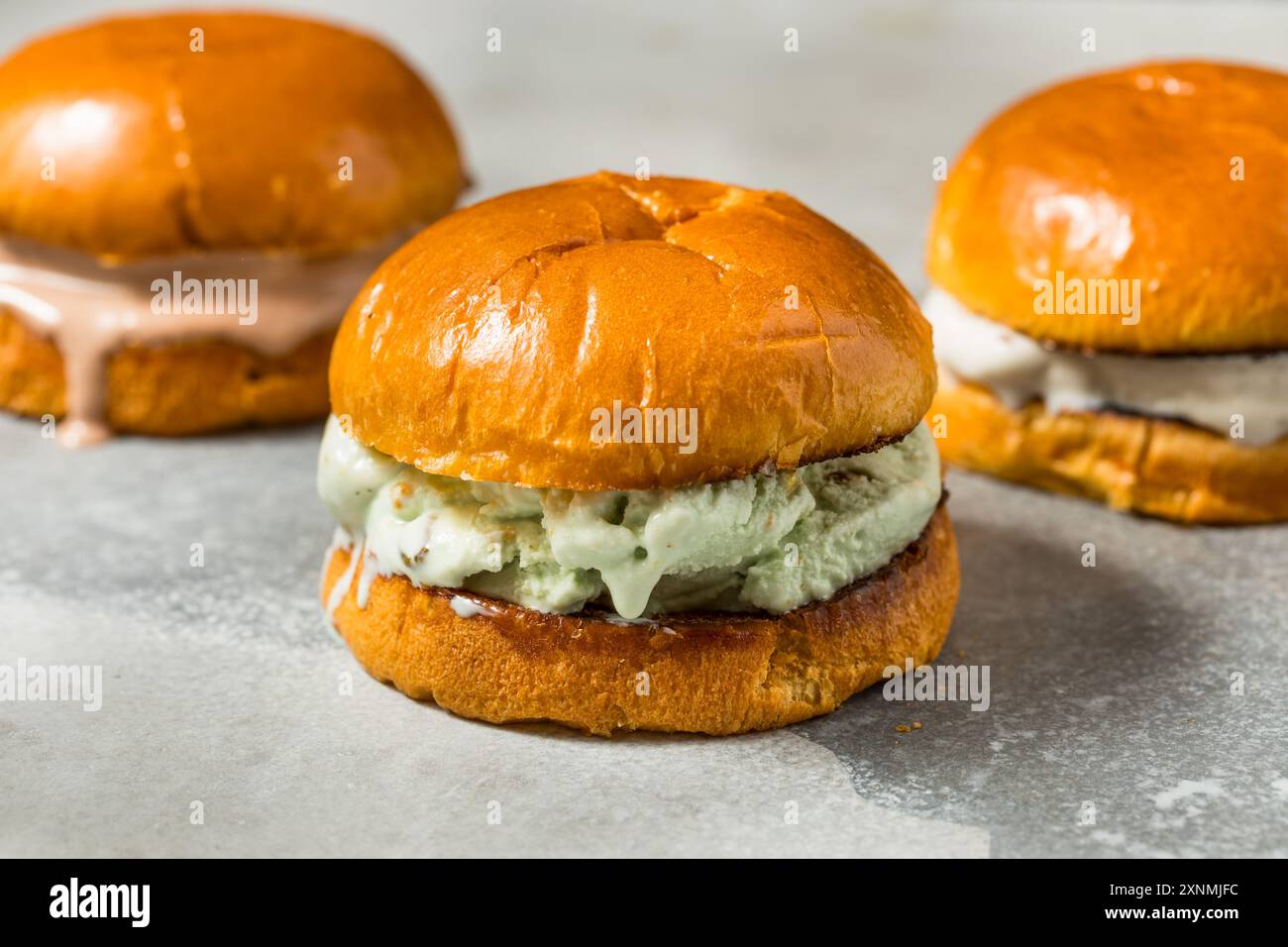 Panino gelato fatto in casa su brioche Buns con vaniglia e cioccolato Foto Stock