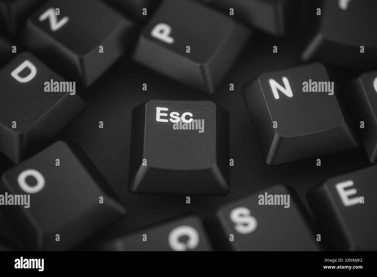 Tasti neri del computer sparsi su uno sfondo nero. Primo piano. Foto Stock