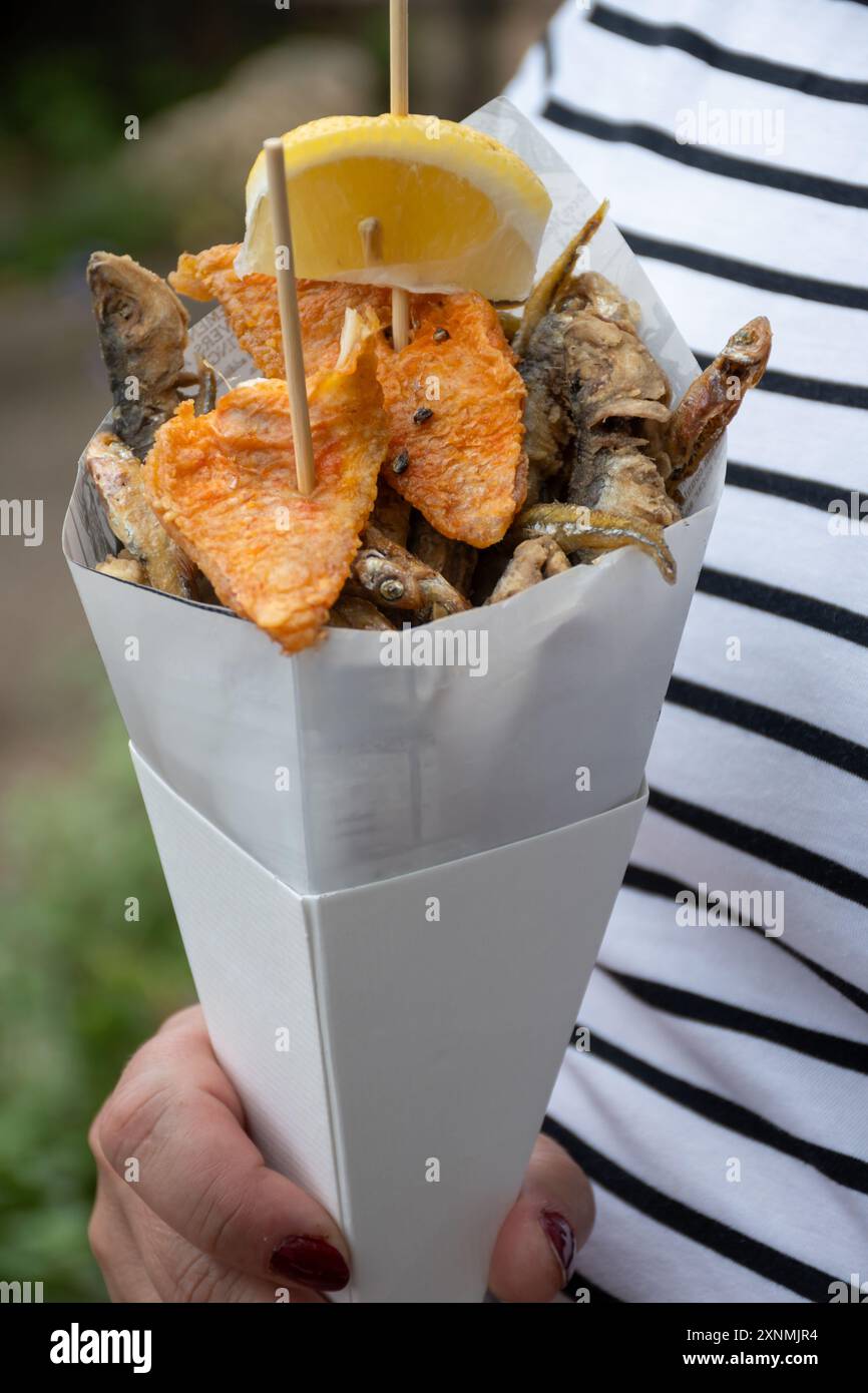 streetfood italiano, varietà di pesce pescato del giorno fritto in profondità nel cono di carta, pesce Foto Stock