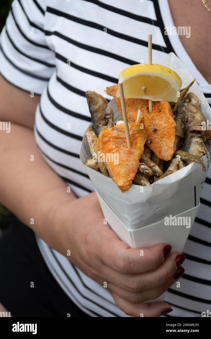 streetfood italiano, varietà di pesce pescato del giorno fritto in profondità nel cono di carta, pesce Foto Stock