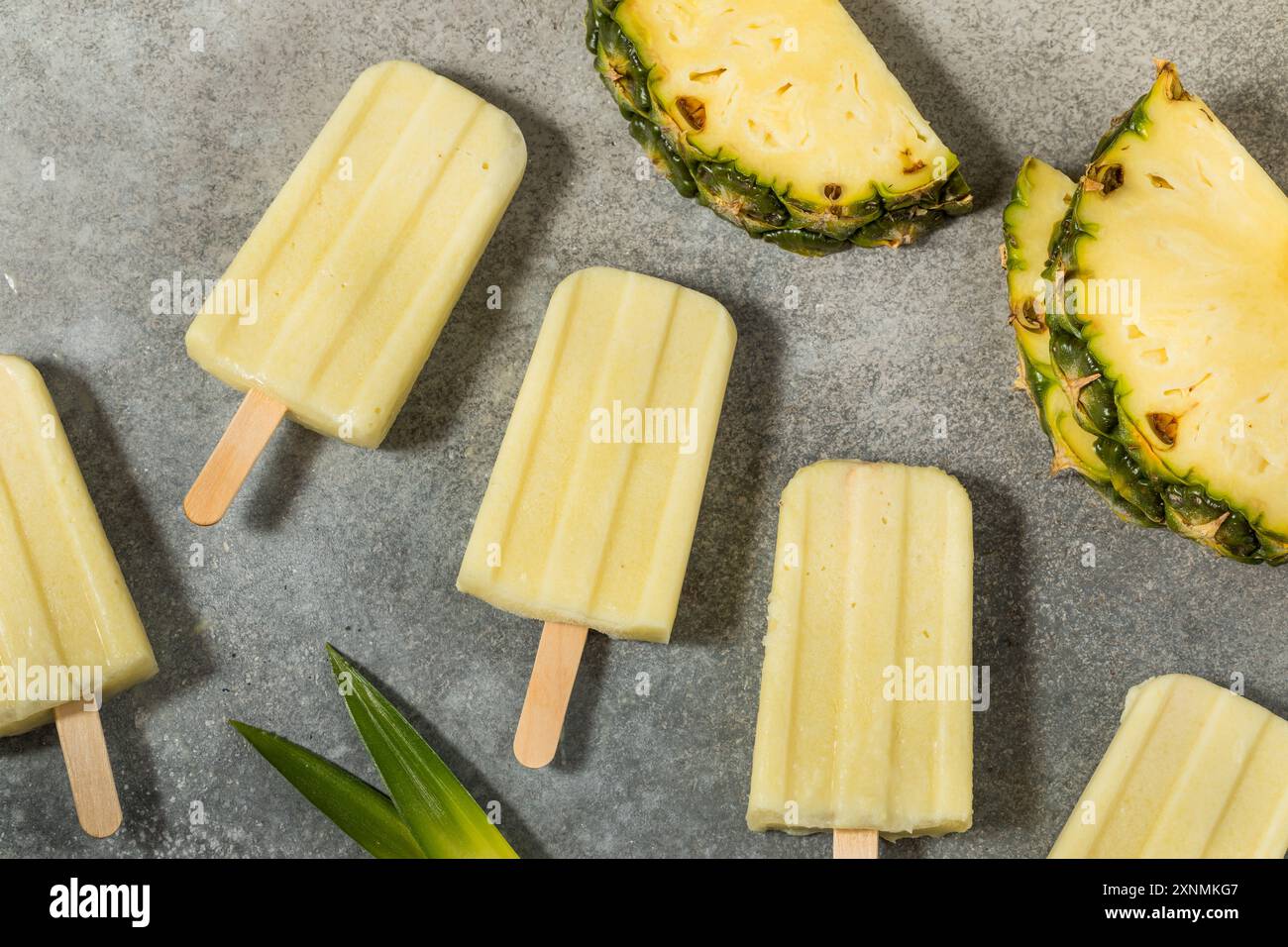 Ananas Pina Colada Popsicles con cocco Foto Stock