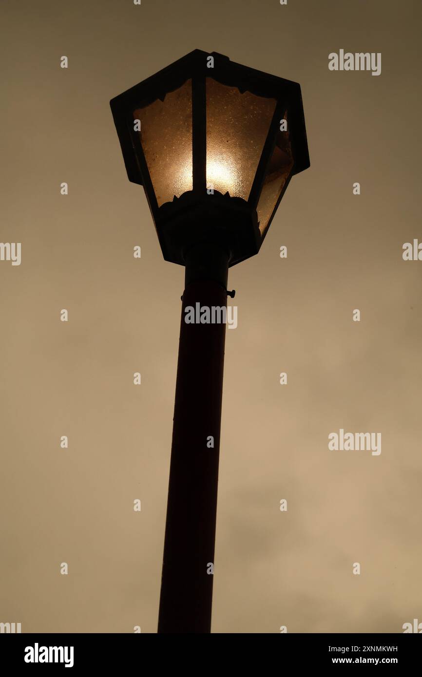 Silhouette ritratto di un lampione illuminato contro un cielo tempestoso e pre-tifone a Taiwan Foto Stock