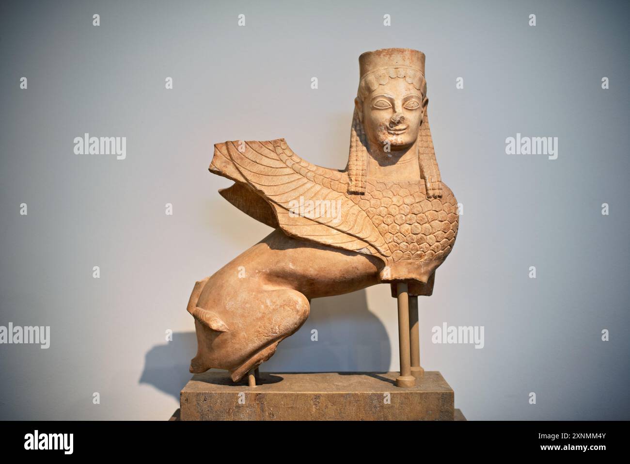 Museo Archeologico Nazionale Sfinge Scultura Atene Grecia // ATENE, Grecia — la Sfinge, una notevole scultura antica, fa parte della vasta collezione del Museo Archeologico Nazionale di Atene. Questa creatura mitica, spesso raffigurata con il corpo di un leone e la testa di un umano, simboleggia il potere e il mistero nella mitologia greca. La scultura della Sfinge del museo mette in risalto l'artigianato artistico degli antichi artigiani greci, offrendo approfondimenti sulle credenze mitologiche e sul patrimonio culturale della Grecia. Foto Stock