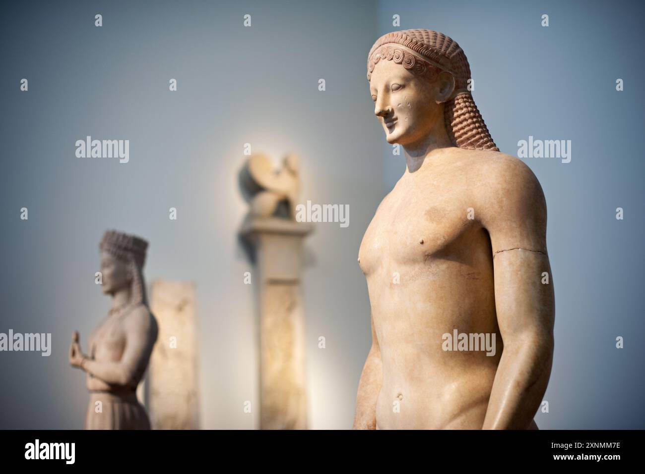 Museo Archeologico Nazionale Statua di Kouros Atene Grecia // ATENE, Grecia - il Museo Archeologico Nazionale di Atene ospita una vasta gamma di sculture e statue, che rappresentano alcuni dei più bei esempi di arte greca antica. La collezione del museo copre diversi periodi storici, tra cui l'era arcaica, classica ed ellenistica, che mostrano l'evoluzione della scultura greca nel corso dei secoli. I visitatori possono ammirare opere iconiche come l'Afrodite di Arles e le statue di Kouros, che riflettono l'eccellenza artistica e il patrimonio culturale dell'antica Grecia. Foto Stock