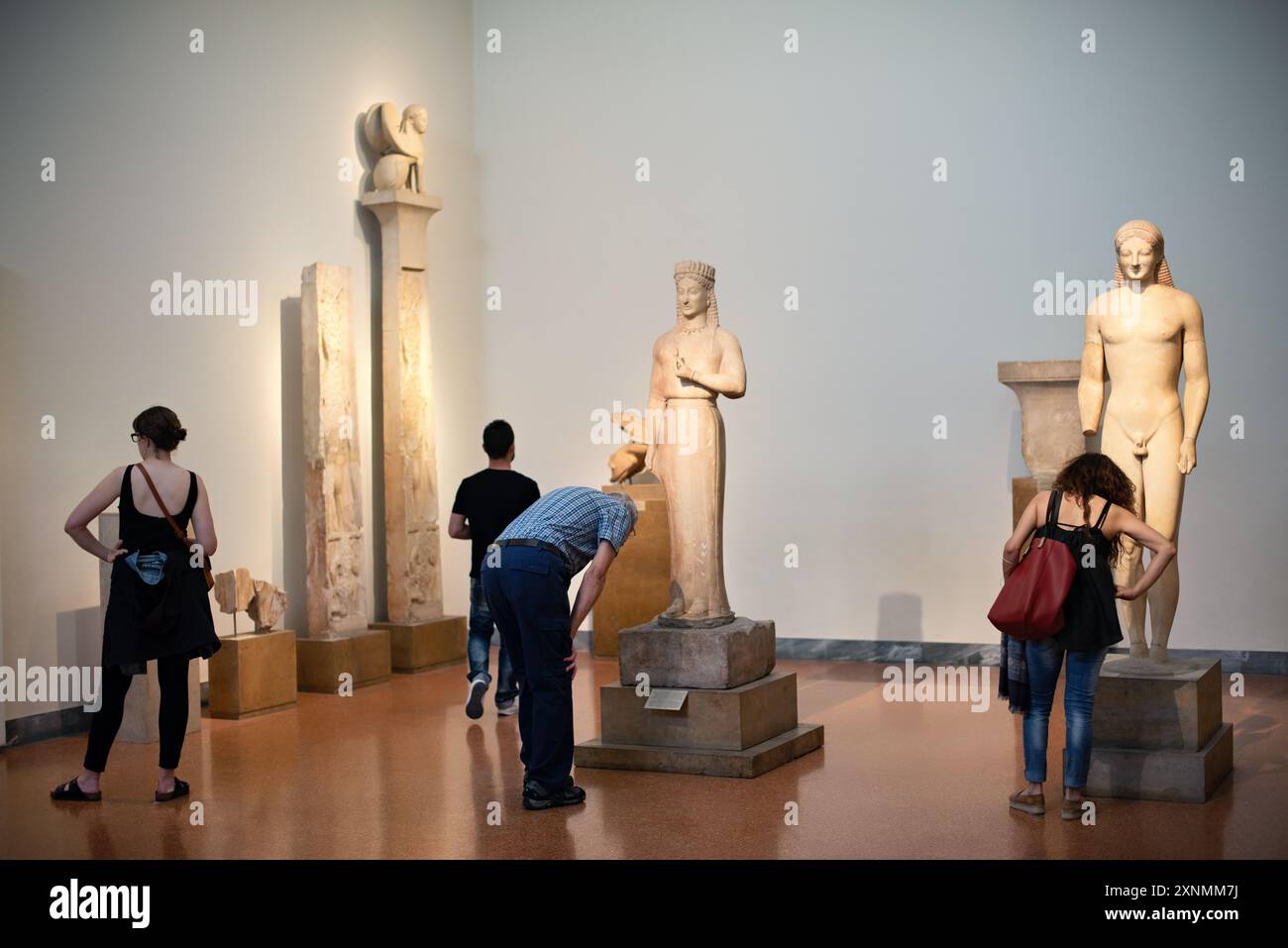 Museo Archeologico Nazionale Antica Scultura greca Atene // ATENE, Grecia - il Museo Archeologico Nazionale di Atene ospita una vasta gamma di sculture e statue, che rappresentano alcuni dei migliori esempi di arte greca antica. La collezione del museo copre diversi periodi storici, tra cui l'era arcaica, classica ed ellenistica, che mostrano l'evoluzione della scultura greca nel corso dei secoli. I visitatori possono ammirare opere iconiche come l'Afrodite di Arles e le statue di Kouros, che riflettono l'eccellenza artistica e il patrimonio culturale dell'antica Grecia. Foto Stock