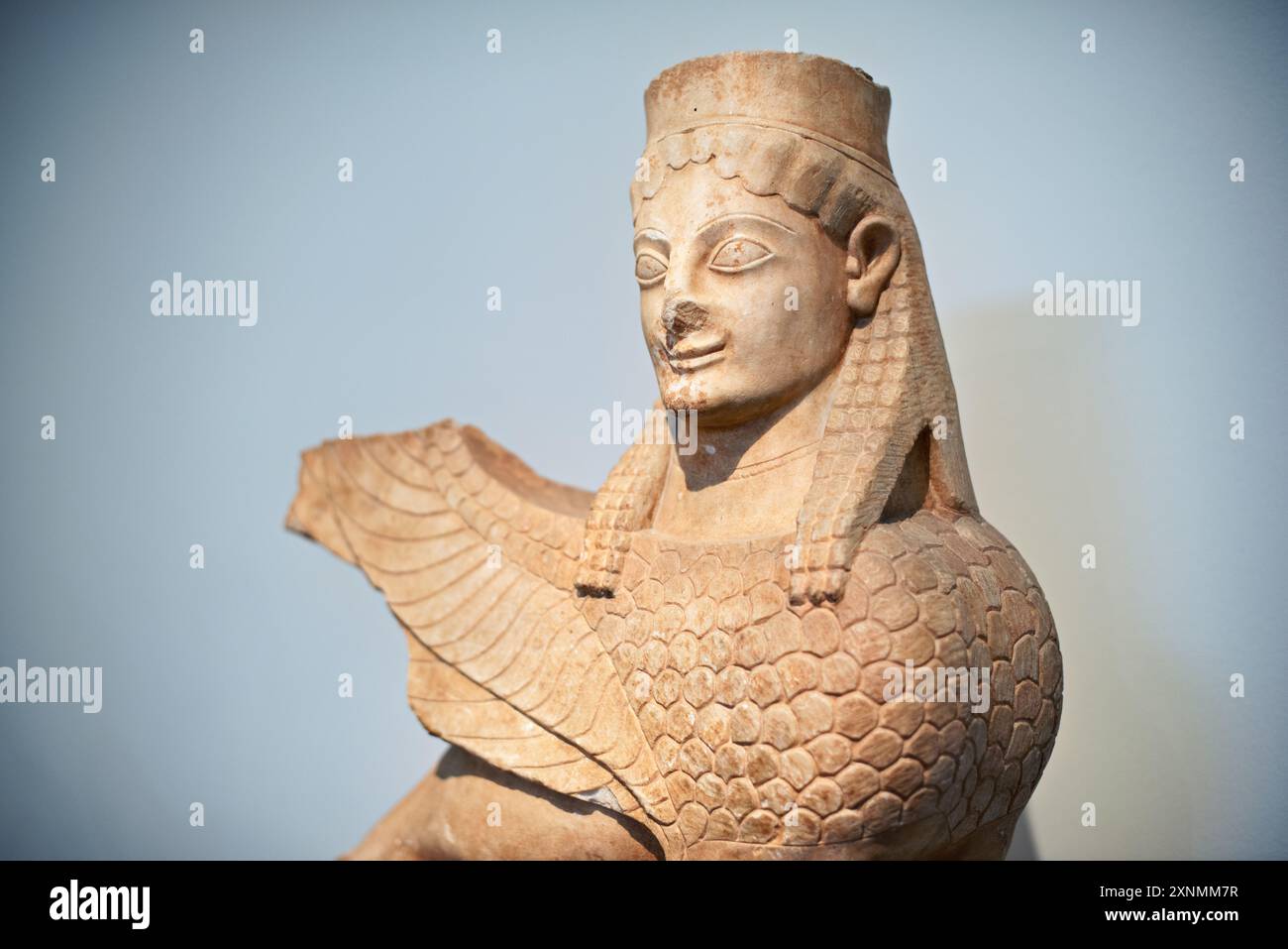 Museo Archeologico Nazionale della Sfinge Atene Grecia // ATENE, Grecia — la Sfinge, una notevole scultura antica, fa parte della vasta collezione del Museo Archeologico Nazionale di Atene. Questa creatura mitica, spesso raffigurata con il corpo di un leone e la testa di un umano, simboleggia il potere e il mistero nella mitologia greca. La scultura della Sfinge del museo mette in risalto l'artigianato artistico degli antichi artigiani greci, offrendo approfondimenti sulle credenze mitologiche e sul patrimonio culturale della Grecia. Foto Stock