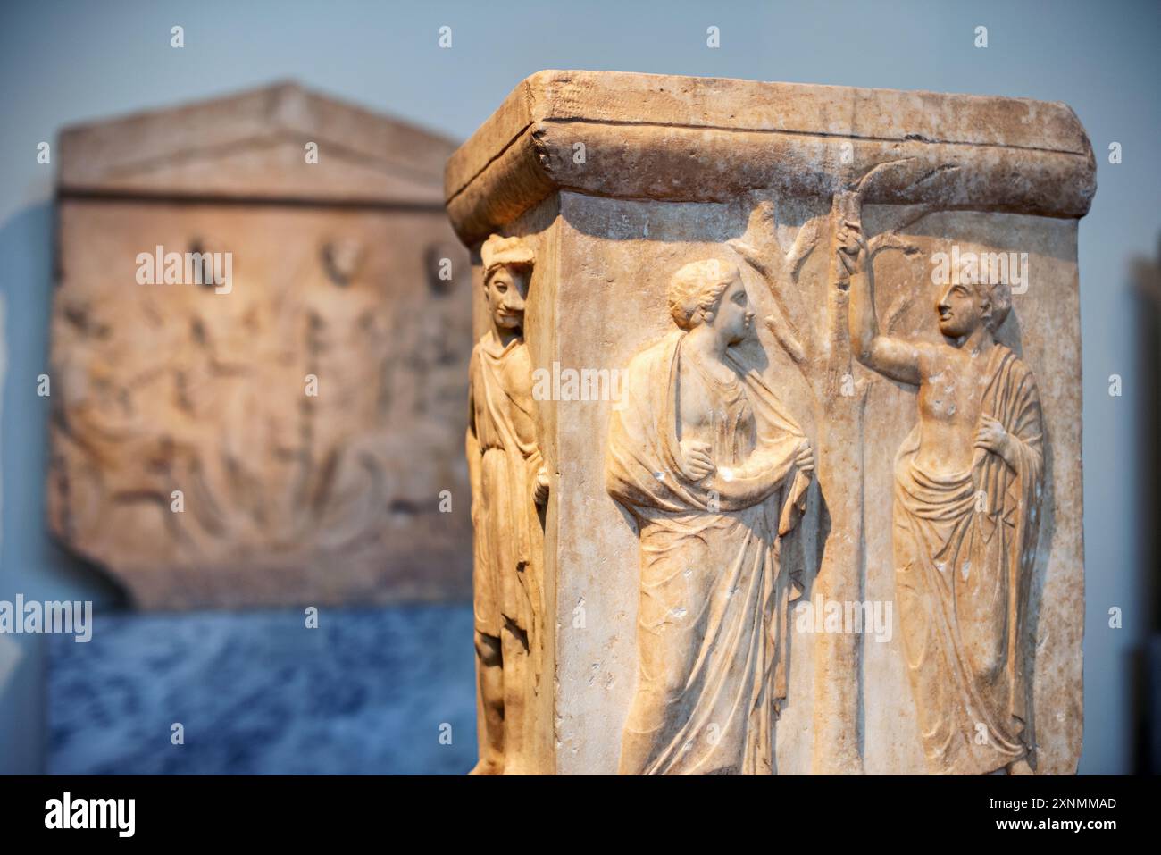 Museo Archeologico Nazionale Plint Atene // ATENE, Grecia - antichi plinti con decorazioni scolpite fanno parte della vasta collezione del Museo Archeologico Nazionale di Atene. Queste basi decorate in modo intricato, spesso utilizzate per sostenere sculture e statue, mostrano l'arte e l'artigianato degli antichi artigiani greci. I motivi decorativi su questi plinti includono motivi floreali, disegni geometrici e scene mitologiche, che riflettono il patrimonio culturale e artistico dell'antica Grecia. Foto Stock