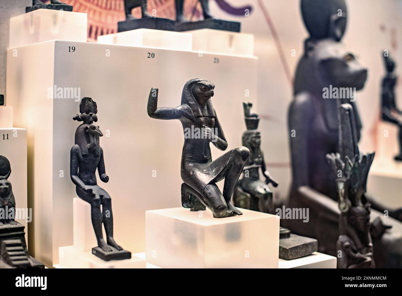 Museo Archeologico Nazionale Antica Scultura greca Atene Grecia // ATENE, Grecia - il Museo Archeologico Nazionale di Atene ospita una vasta gamma di sculture e statue, che rappresentano alcuni dei più bei esempi di arte greca antica. La collezione del museo copre diversi periodi storici, tra cui l'era arcaica, classica ed ellenistica, che mostrano l'evoluzione della scultura greca nel corso dei secoli. I visitatori possono ammirare opere iconiche come l'Afrodite di Arles e le statue di Kouros, che riflettono l'eccellenza artistica e il patrimonio culturale dell'antica Grecia. Foto Stock