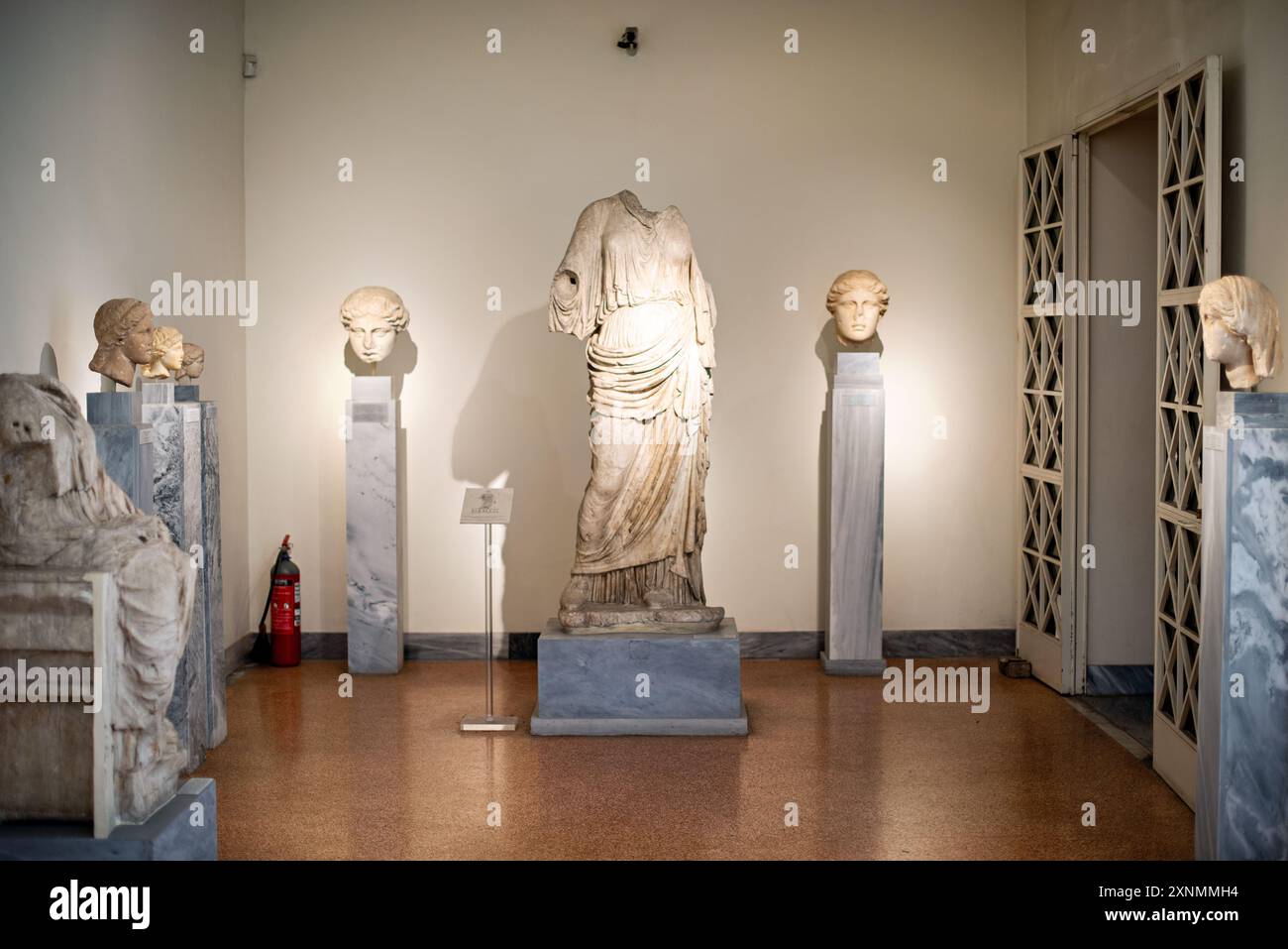 Museo Archeologico Nazionale Antica Scultura greca Atene // ATENE, Grecia - il Museo Archeologico Nazionale di Atene ospita una vasta gamma di sculture e statue, che rappresentano alcuni dei migliori esempi di arte greca antica. La collezione del museo copre diversi periodi storici, tra cui l'era arcaica, classica ed ellenistica, che mostrano l'evoluzione della scultura greca nel corso dei secoli. I visitatori possono ammirare opere iconiche come l'Afrodite di Arles e le statue di Kouros, che riflettono l'eccellenza artistica e il patrimonio culturale dell'antica Grecia. Foto Stock