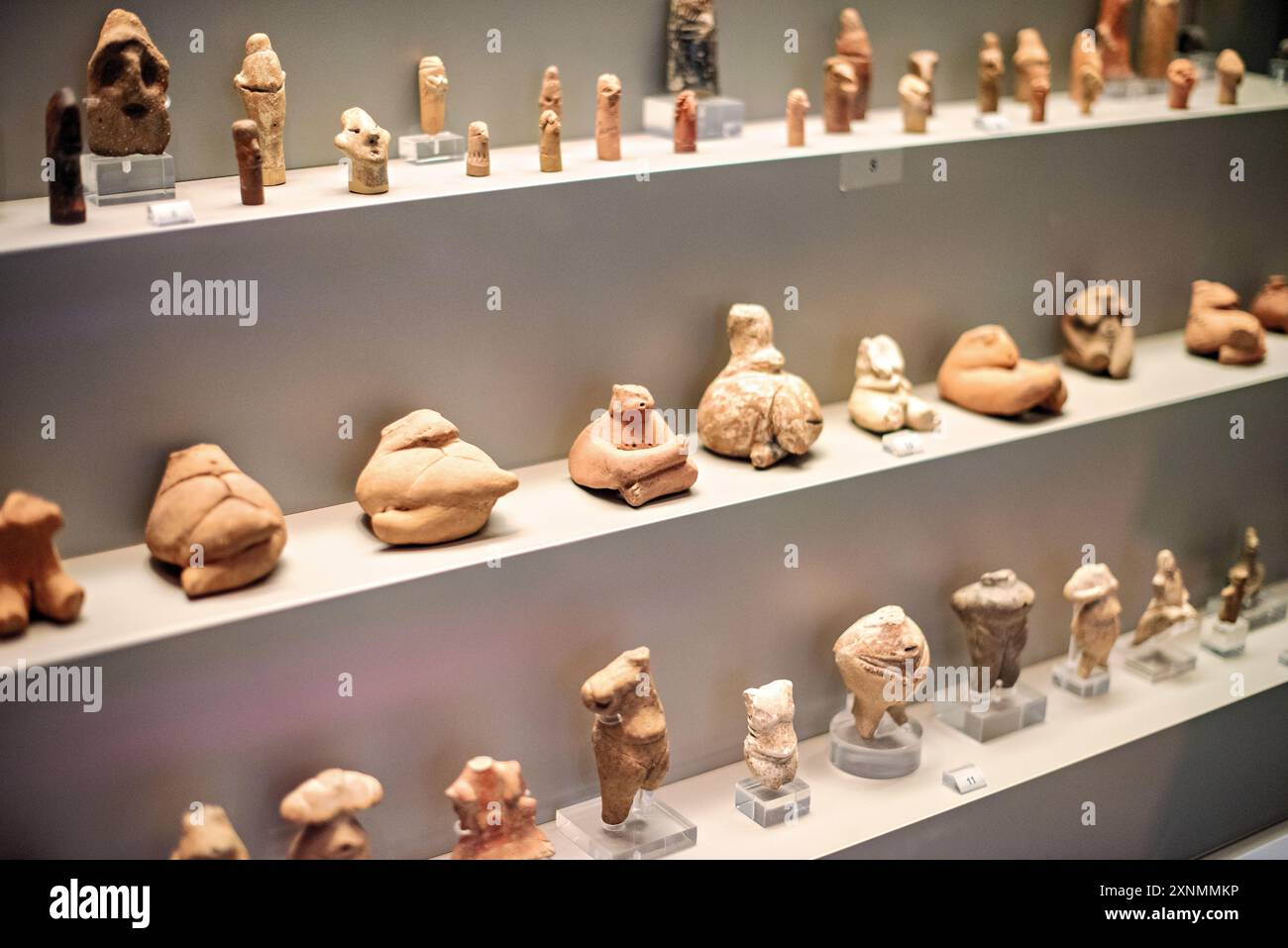 Museo Archeologico Nazionale sculture greche antiche Atene // ATENE, Grecia - il Museo Archeologico Nazionale di Atene ospita una vasta gamma di sculture e statue, che rappresentano alcuni dei migliori esempi di arte greca antica. La collezione del museo copre diversi periodi storici, tra cui l'era arcaica, classica ed ellenistica, che mostrano l'evoluzione della scultura greca nel corso dei secoli. I visitatori possono ammirare opere iconiche come l'Afrodite di Arles e le statue di Kouros, che riflettono l'eccellenza artistica e il patrimonio culturale dell'antica Grecia. Foto Stock