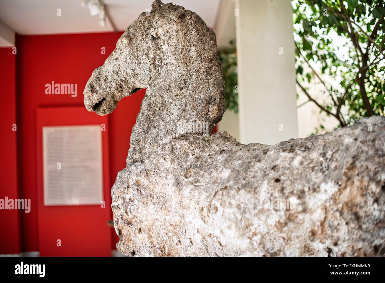 Antikythera Shipwreck Horse Sculpture Atene Grecia // ATENE, Grecia — Una scultura a cavallo recuperata dal naufragio di Antikythera in mostra al Museo Archeologico Nazionale di Atene. L'artefatto, risalente al periodo ellenistico, fu scoperto tra gli altri tesori nel famoso sito archeologico subacqueo. Il relitto di Antikythera, trovato al largo dell'isola greca di Antikythera, ha prodotto numerosi manufatti significativi che forniscono informazioni sull'arte e la tecnologia greca antica. Foto Stock