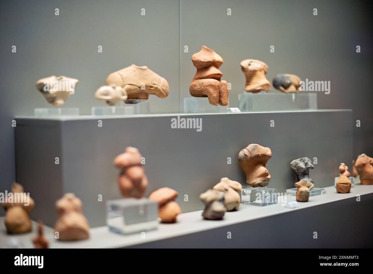 Museo Archeologico Nazionale sculture greche antiche Atene // ATENE, Grecia - il Museo Archeologico Nazionale di Atene ospita una vasta gamma di sculture e statue, che rappresentano alcuni dei migliori esempi di arte greca antica. La collezione del museo copre diversi periodi storici, tra cui l'era arcaica, classica ed ellenistica, che mostrano l'evoluzione della scultura greca nel corso dei secoli. I visitatori possono ammirare opere iconiche come l'Afrodite di Arles e le statue di Kouros, che riflettono l'eccellenza artistica e il patrimonio culturale dell'antica Grecia. Foto Stock